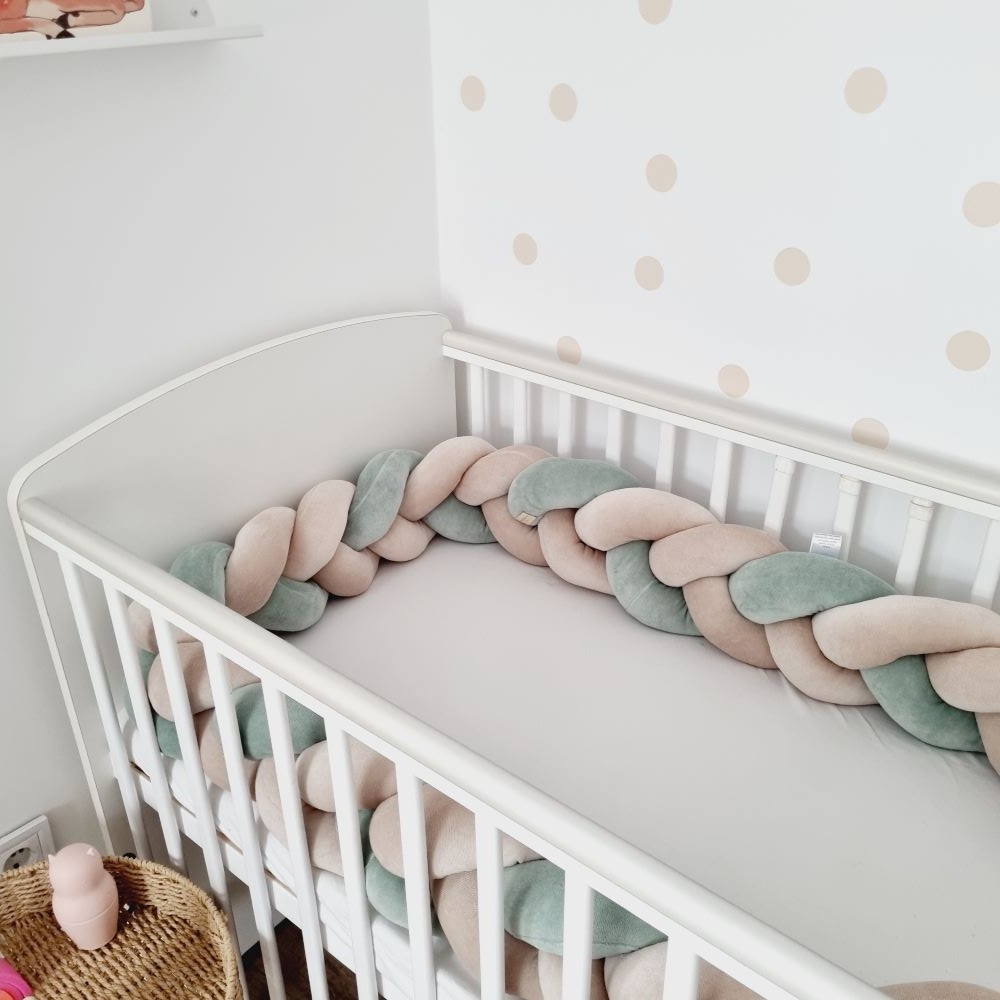 Fonott rácsvédő bézs zsálya távolról