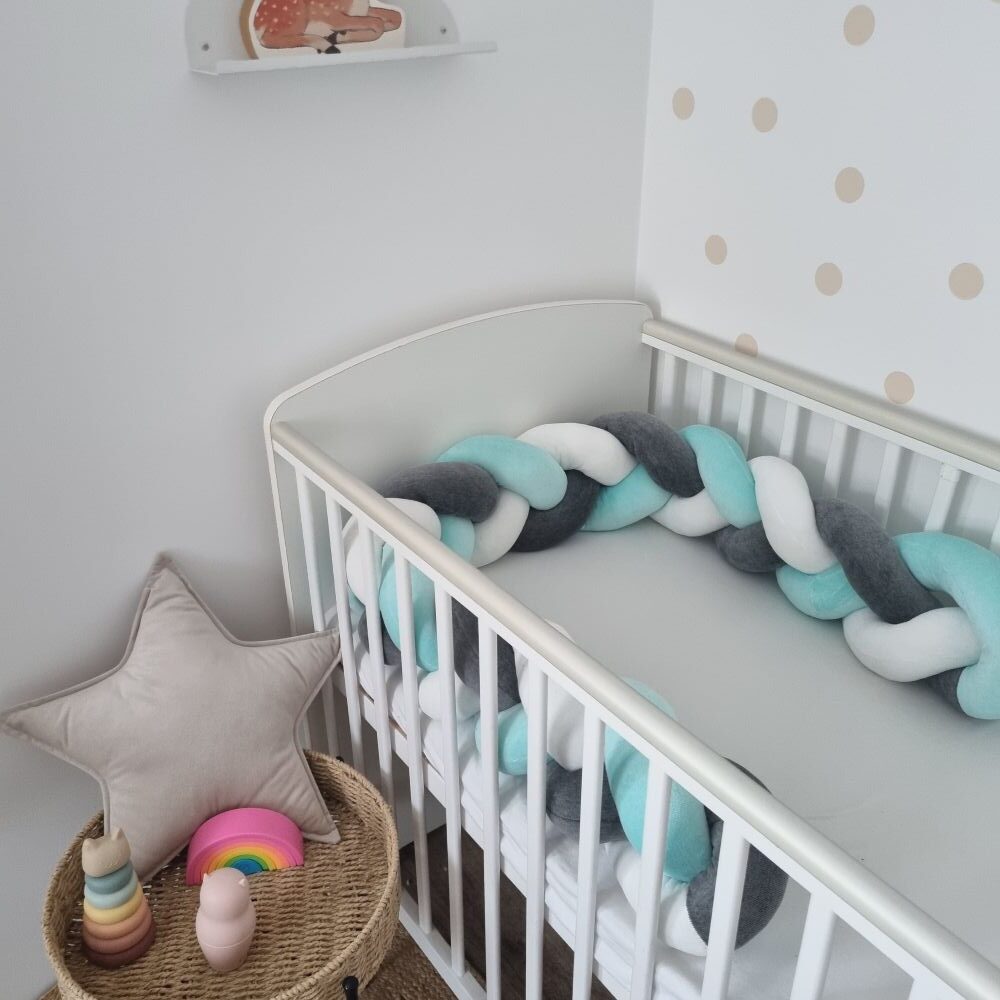 Szürke türkiz fehér fonott rácsvédő kiságyban