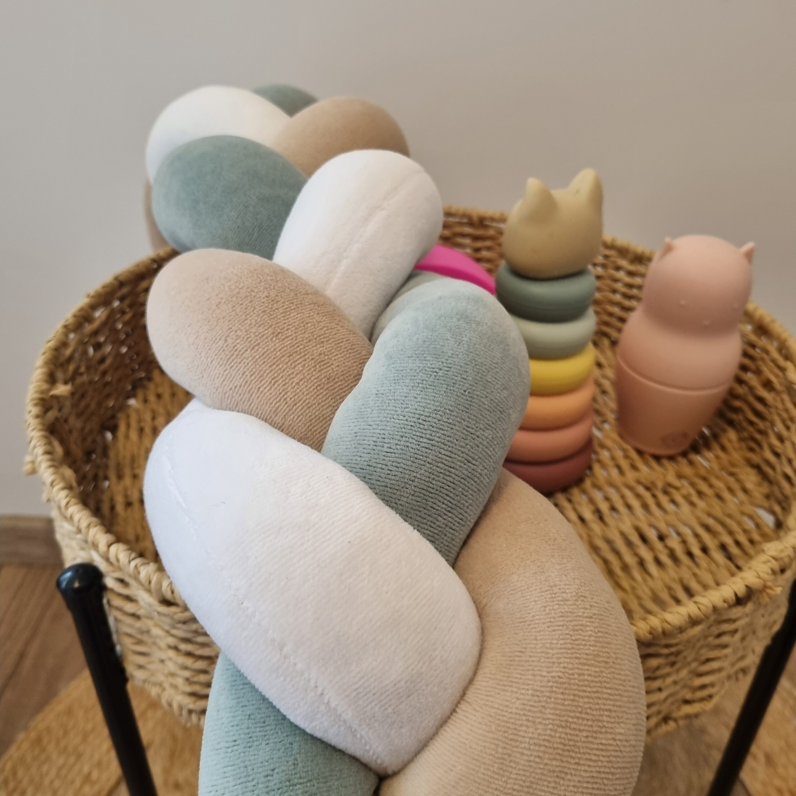 Fonott rácsvédő természet ihlette árnyalatokkal dekorációval fényképezve