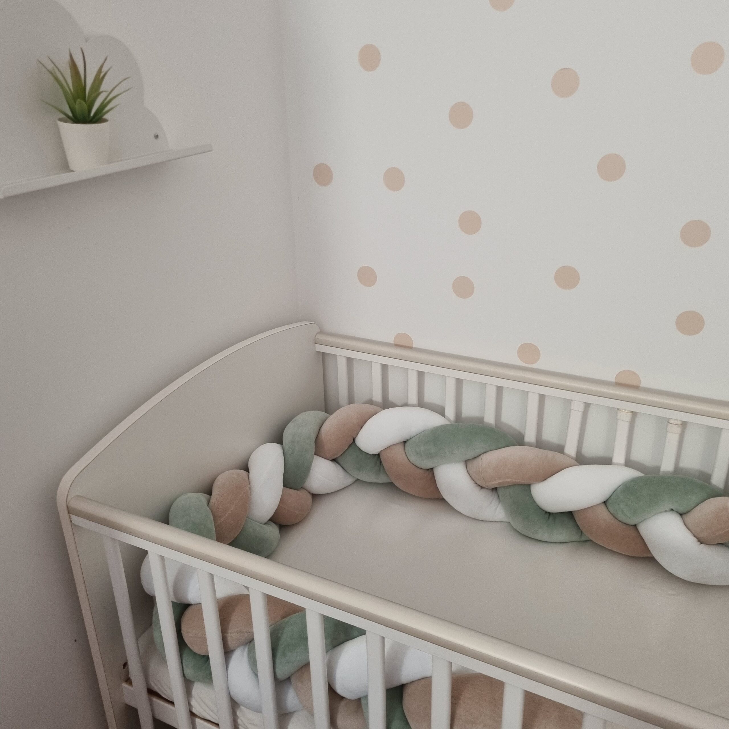 Fonott rácsvédő természet ihlette árnyalatokkal kiságyban fényképezve