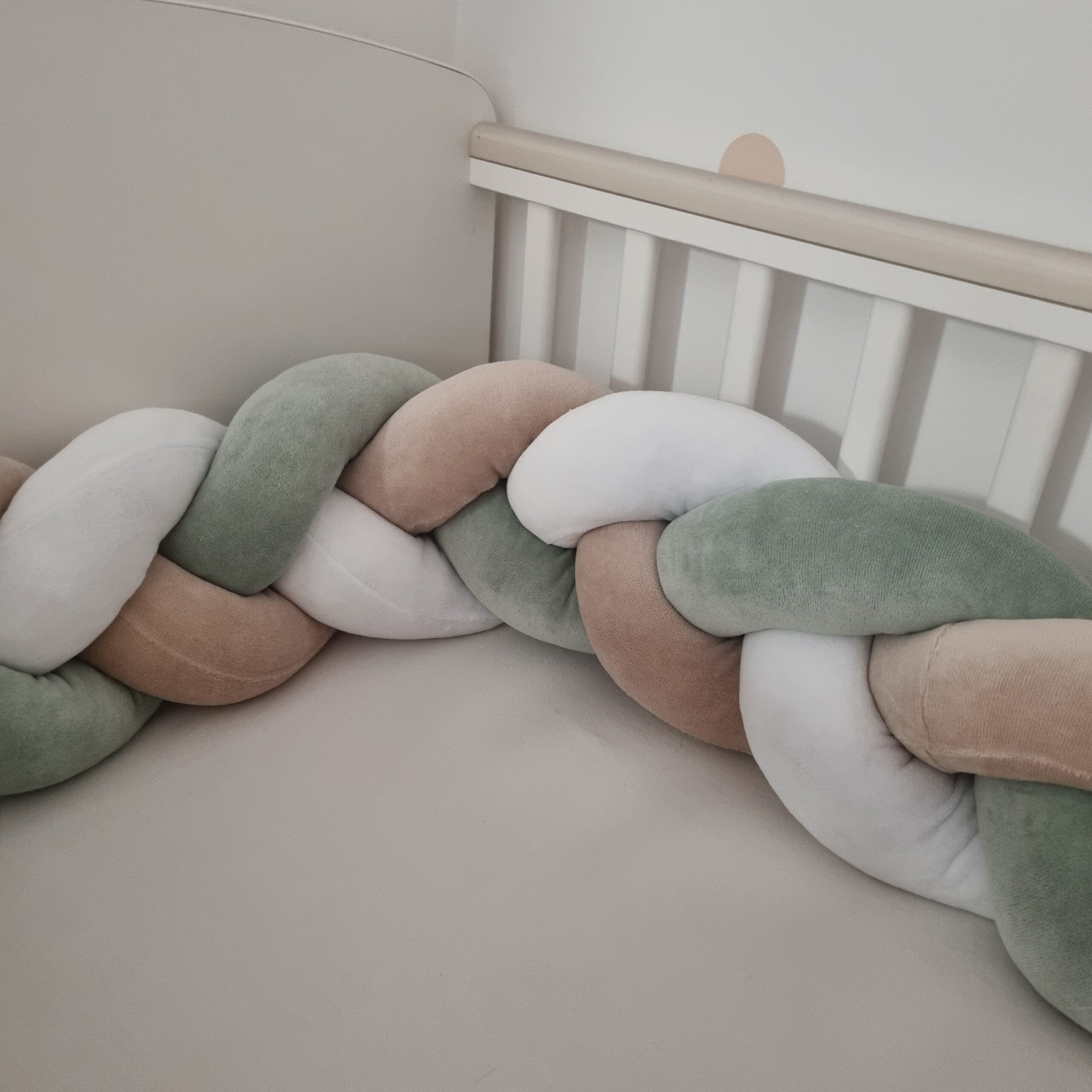 Fonott rácsvédő természet ihlette árnyalatokkal közelről