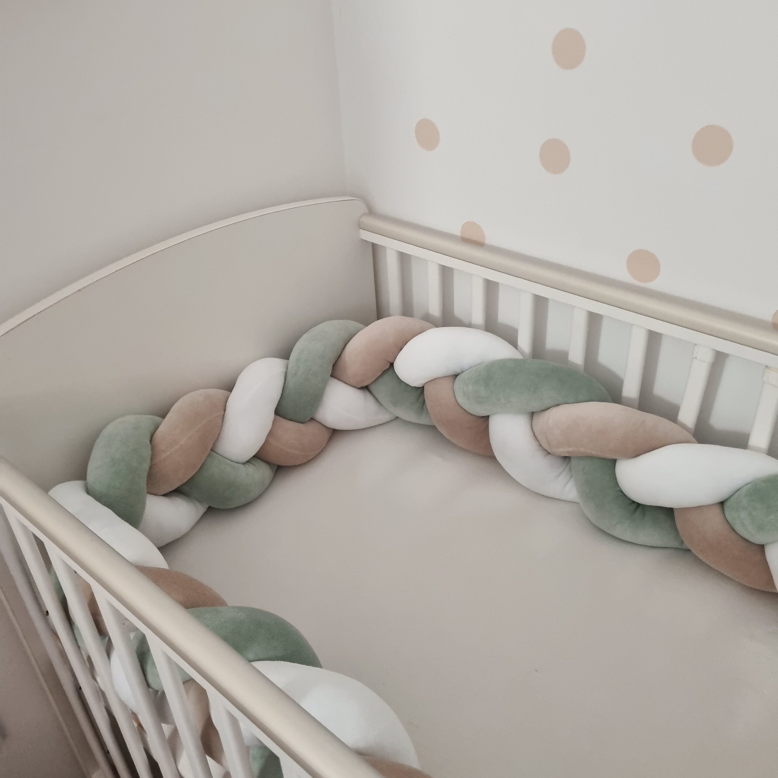 Fonott rácsvédő természetes színekben kiságyban fényképezve