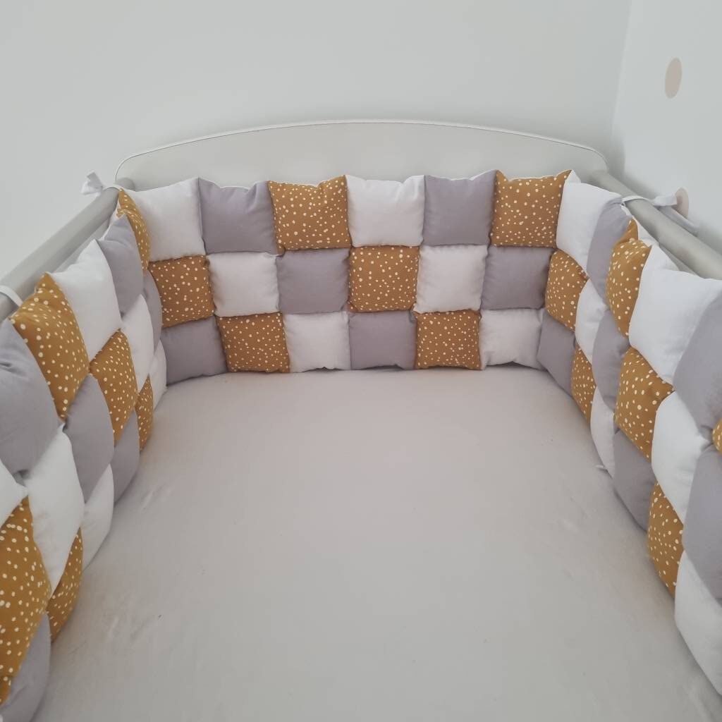 mustársárga steppelt rácsvédő pöttyökkel kiságyban